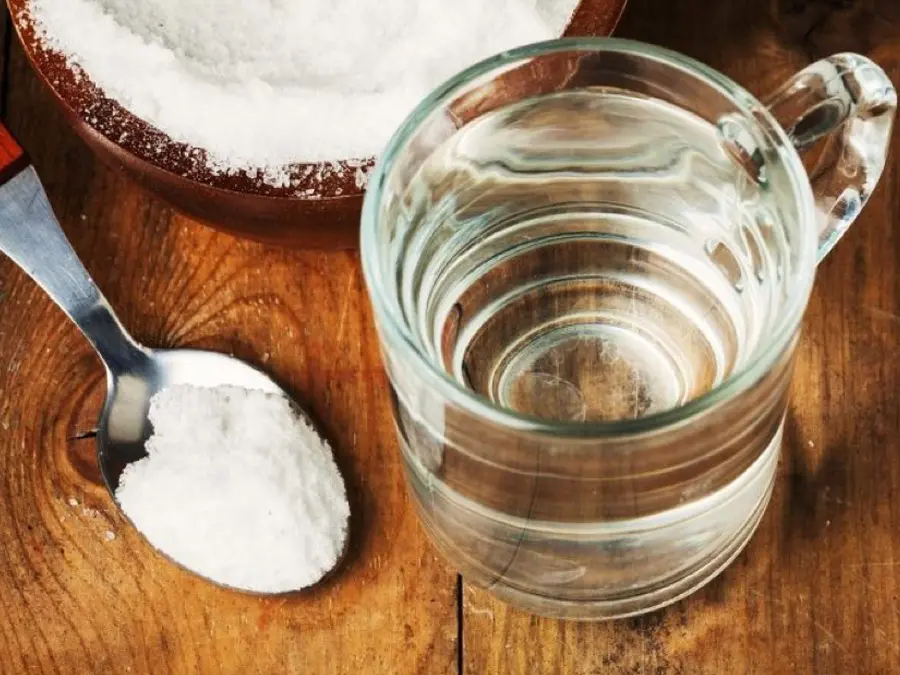 Súc miệng bằng nước muối ấm làm giảm ê buốt răng